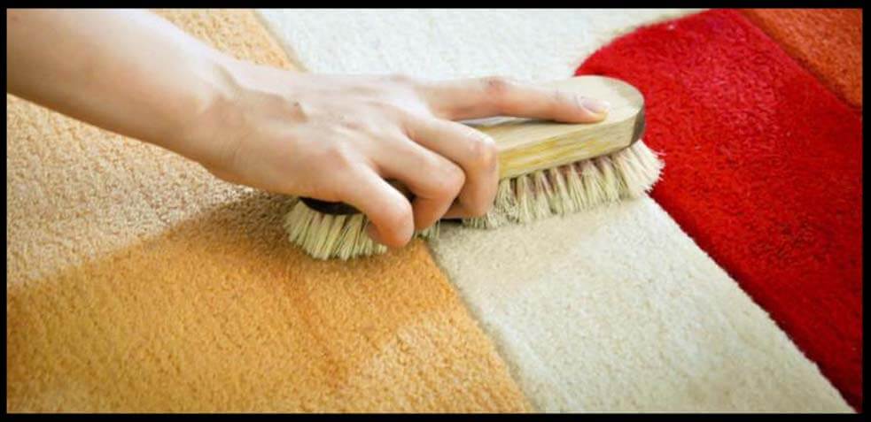 frotar las manchas de una alfombra
